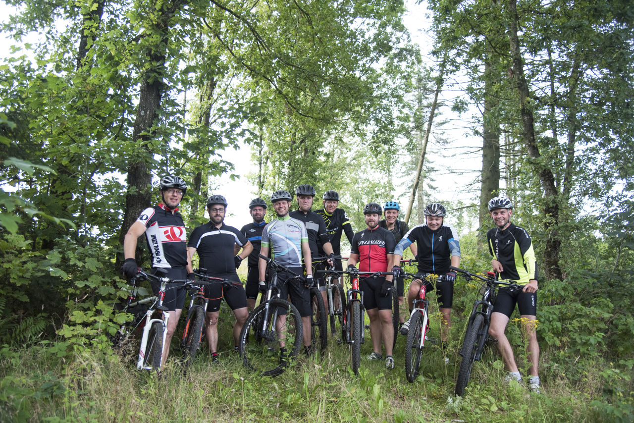 Mountainbike i skoven.