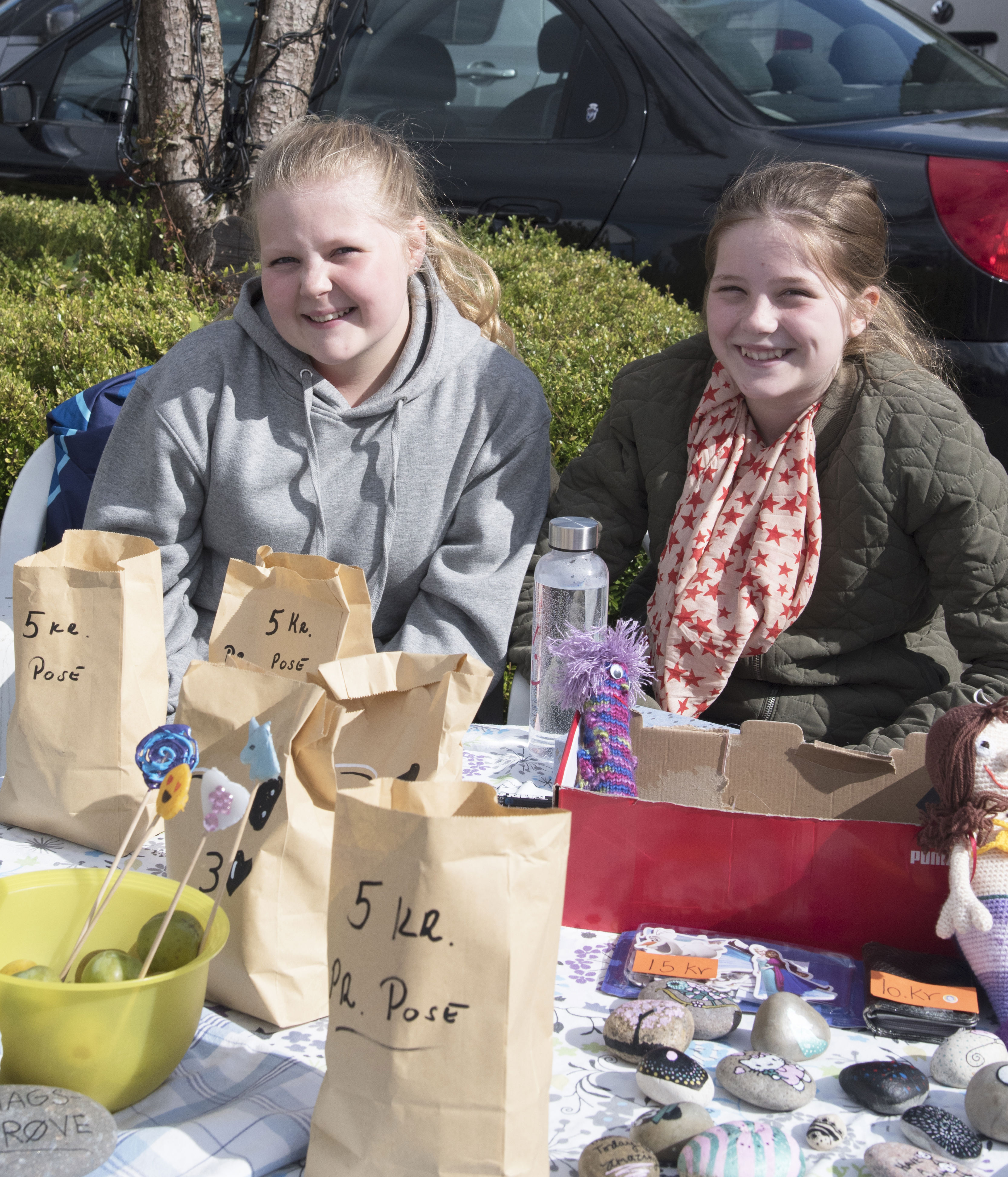 To piger til kræmmermarked.